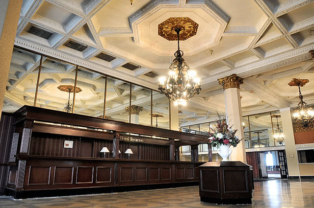 Reception desk in the lobby of the Hotel Syracuse