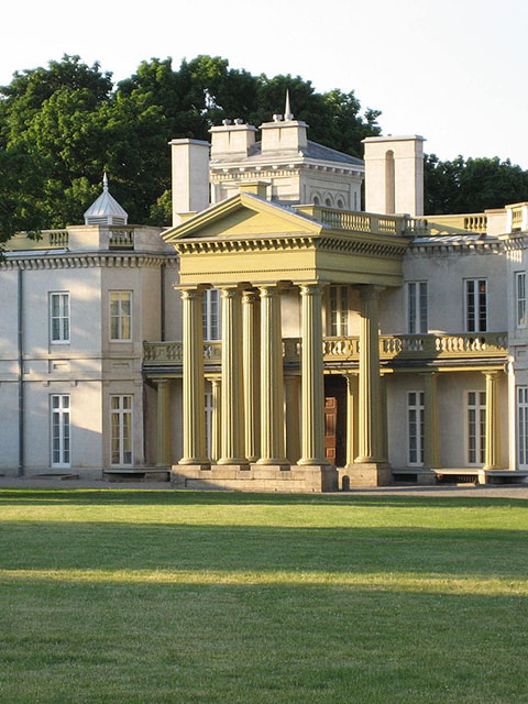 Dundurn Castle, Hamilton, Ontario. Photo Credit: Nhl4hamilton (Rick Cordeiro), Wikimedia Commons